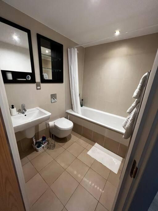 Leeds Clarence Dock 2 Bedroom Apt Exteriör bild